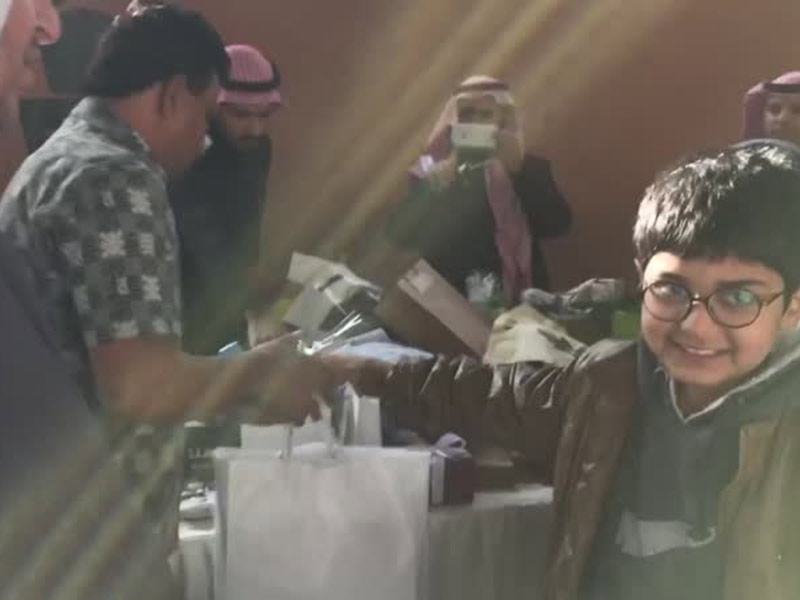 اضغط لمشاهدة الفيديو: مدرسة بالرياض تحتفي بعاملها الآسيوي بعد سوء معاملته من بعض الشباب